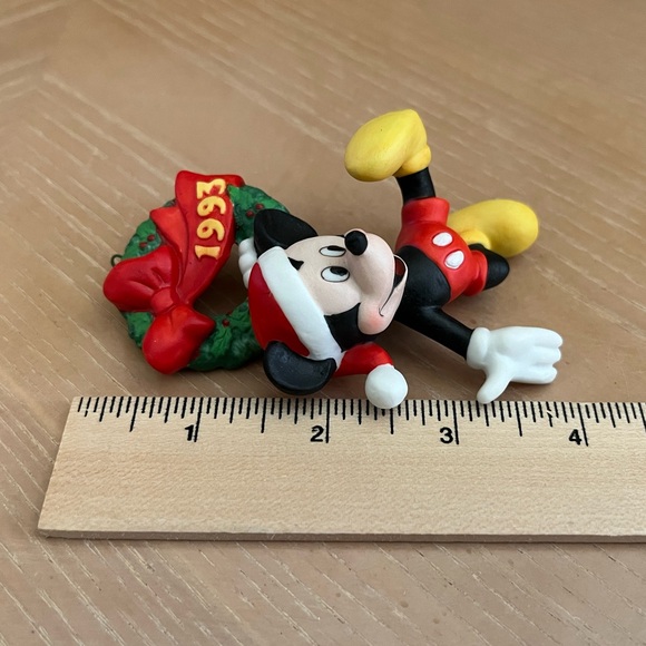 Vintage Enesco porcelain Mickey Mouse on Wreath ornament - dated 1993 - Picture 5 of 7